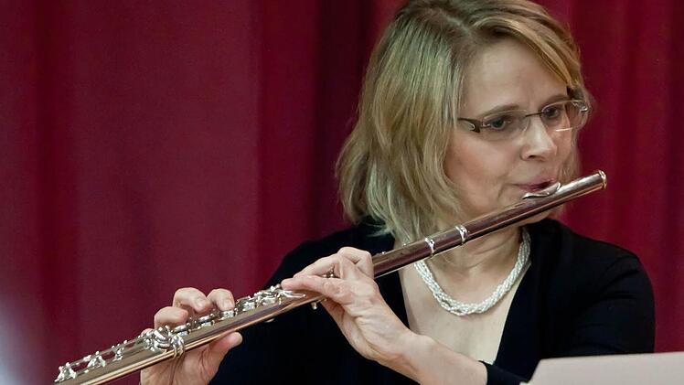 Die Flötistin Marthel Witkowski stellte sich auch mit Solowerken von Claude Debussy und Paul Hindemith vor.Fotos: Jochen Berger