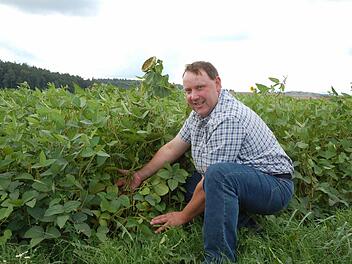 Jürgen Angermüller zeigt seinen Bestand an Sojabohnen. Fotos: Rainer Lutz