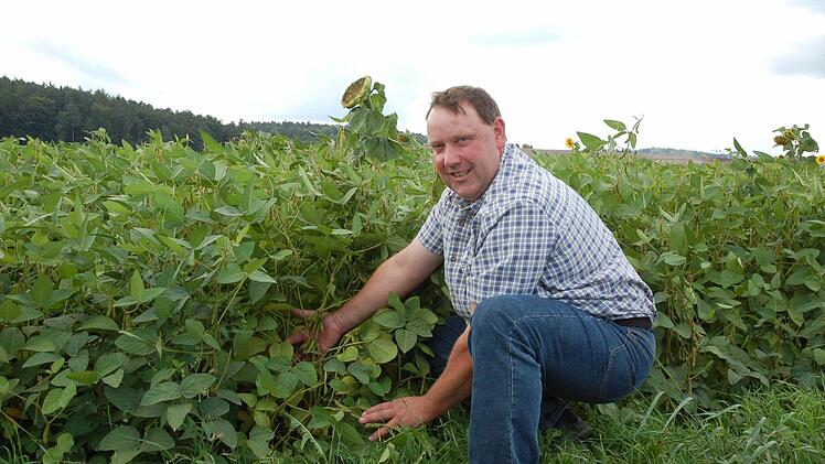 Jürgen Angermüller zeigt seinen Bestand an Sojabohnen. Fotos: Rainer Lutz
