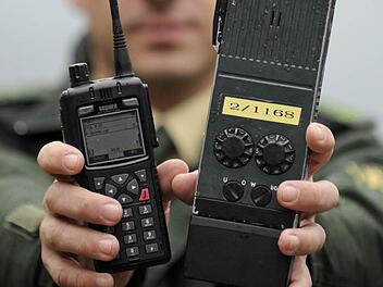 Kleiner und leistungsstärker sind die neuen Funkgeräte (links, rechts ein altes Modell). Foto: dpa