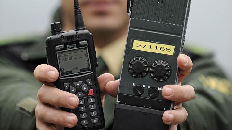 Kleiner und leistungsstärker sind die neuen Funkgeräte (links, rechts ein altes Modell). Foto: dpa