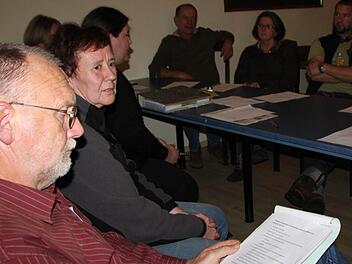 Helfertreffen: Franz Walter (links) koordiniert den Deutschunterricht für die Flüchtlinge, die in Wernarz untergebracht sind. Foto: Ulrike Müller