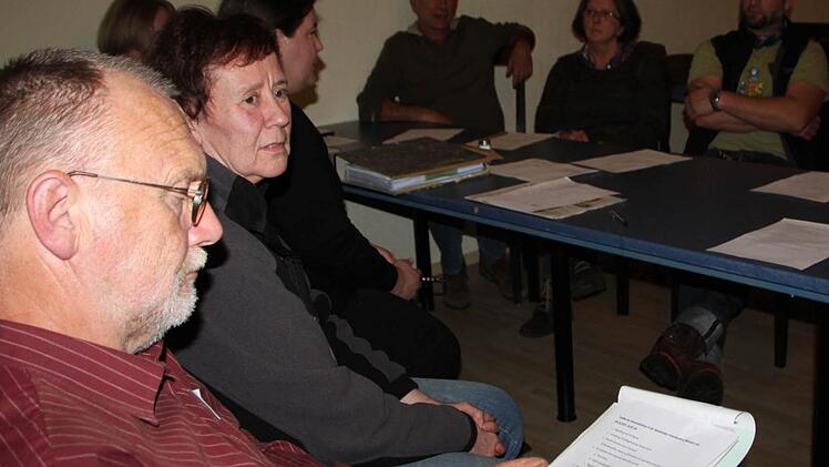 Helfertreffen: Franz Walter (links) koordiniert den Deutschunterricht für die Flüchtlinge, die in Wernarz untergebracht sind. Foto: Ulrike Müller