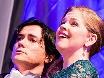 Opern-Traumpaar: Betsy Horn als Mimi und José Manuel als Rodolfo begeisterten das Coburger Publikum mit Ausschnitten aus Puccinis "La Bohème". Fotos: Albert Höchstädter