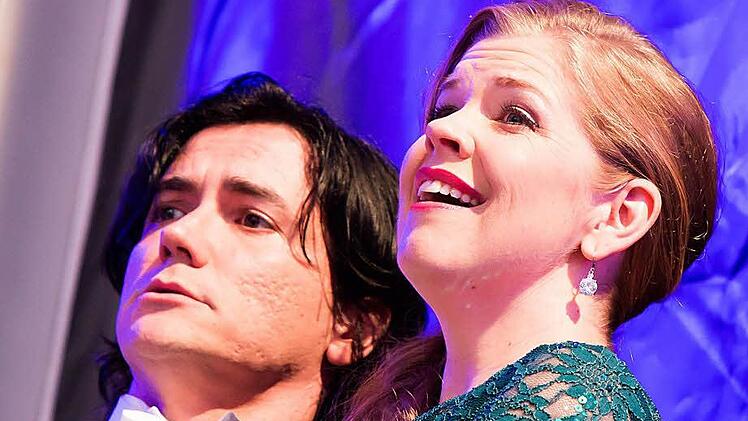 Opern-Traumpaar: Betsy Horn als Mimi und José Manuel als Rodolfo begeisterten das Coburger Publikum mit Ausschnitten aus Puccinis "La Bohème". Fotos: Albert Höchstädter