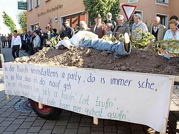 Schaulustige kamen zum Kirchweih-Umzug nach Vestenbergsgreuth. Foto: Sonja Werner
