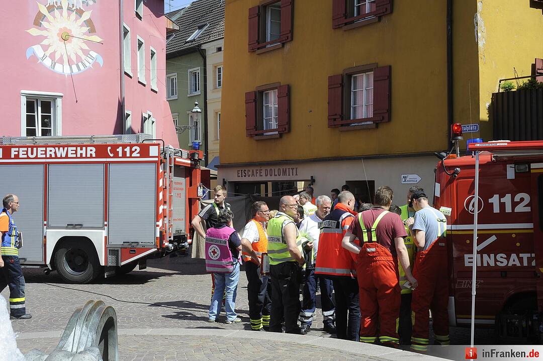 Auto rast in Menschengruppe