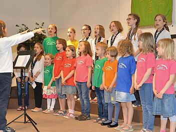 "Probiers's mal mit Gemütlichkeit": Der Kinderchor eröffnete das Konzert. Foto: Björn Hein