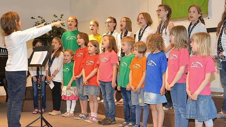 "Probiers's mal mit Gemütlichkeit": Der Kinderchor eröffnete das Konzert. Foto: Björn Hein