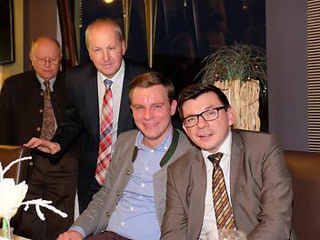 Johann Böhm (von links) gratulierte dem Vorstand Detlef Heim, Martin Wende und Armin Warmuth. Es fehlen Gudrun Kleinhenz sowie Christian Ohmert und Kerstin Körber auf dem Bild.  Foto: Gerd Schaar