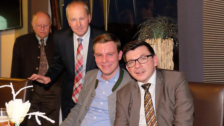 Johann Böhm (von links) gratulierte dem Vorstand Detlef Heim, Martin Wende und Armin Warmuth. Es fehlen Gudrun Kleinhenz sowie Christian Ohmert und Kerstin Körber auf dem Bild.  Foto: Gerd Schaar