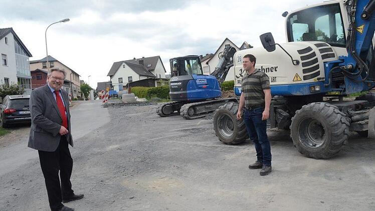Bürgermeister Hans Pietz (l.) und Bauamtsleiter Andreas Schorn freuen sich über den Fortschritt der Wasserversorgung Marienroth. Man wird rund 410 000 Euro gegenüber der Kostenrechnung einsparen. Ein wesentlicher Teil der Kosten konnte bei der Rohrverlegung durch Spülbohrung reduziert werden. Das war durch Bodenerkundungen durch den gemeindlichen Bauhof möglich geworden. Foto: K.- H. Hofmann