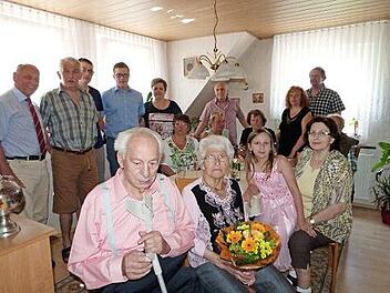 Elsa und Willy Blätterlein (vorne) im Kreise ihrer Familie und weiterer Gratulanten. Foto: Werner Reißaus