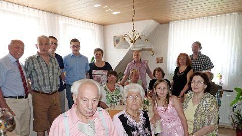 Elsa und Willy Blätterlein (vorne) im Kreise ihrer Familie und weiterer Gratulanten. Foto: Werner Reißaus