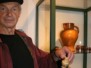 Heinz Schnauder war ein begnadeter Künstler. Er hat auch Puppengeschirr gefertigt für seine Ausstellung "In Liebe zu den kleinen Dingen". Foto: Archiv