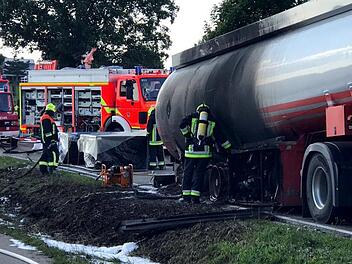 Tausende Liter Treibstoff drohen zu explodieren, selbstlos fährt er das brennende Gefährt aus Schrobenhausen. Er gilt als Held. Nun droht der Fall. Foto: Manfred Erhard/Feuerwehr Stadt Schrobenhausen/dpa