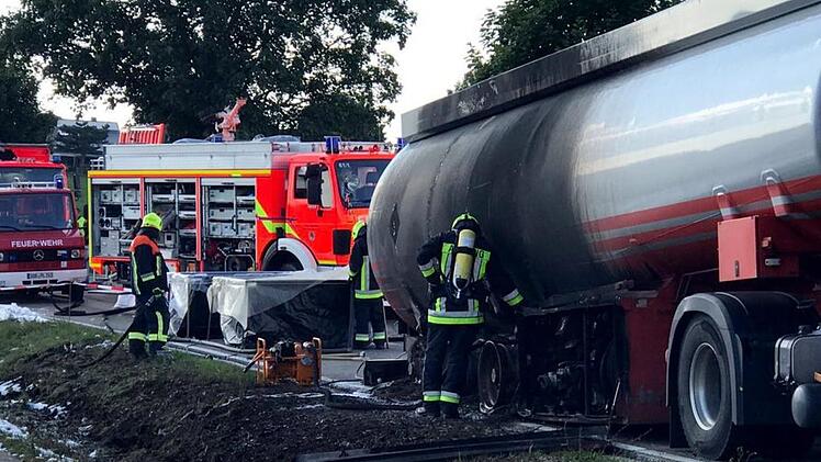 Tausende Liter Treibstoff drohen zu explodieren, selbstlos fährt er das brennende Gefährt aus Schrobenhausen. Er gilt als Held. Nun droht der Fall. Foto: Manfred Erhard/Feuerwehr Stadt Schrobenhausen/dpa
