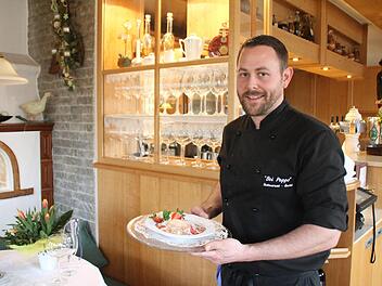 Christian Poli vom Restaurant "Bei Peppo" in Ebern serviert zu Ostern als Dessert köstliche gratinierte Erdbeeren mit Bourbon-Vanilleeis. Foto: Verena Bühl