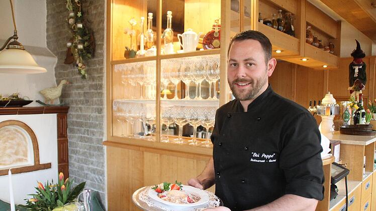 Christian Poli vom Restaurant "Bei Peppo" in Ebern serviert zu Ostern als Dessert köstliche gratinierte Erdbeeren mit Bourbon-Vanilleeis. Foto: Verena Bühl