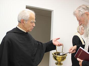 Augustiner prägen noch immer das Leben in St. Michael, wie hier bei der Einweihung des Erweiterungsbaus, Im ehemaligen Kloster ist heute ein Betreutes Wohnen untergebracht, in dem auch Mitglieder des Ordens leben.Heike Beudert