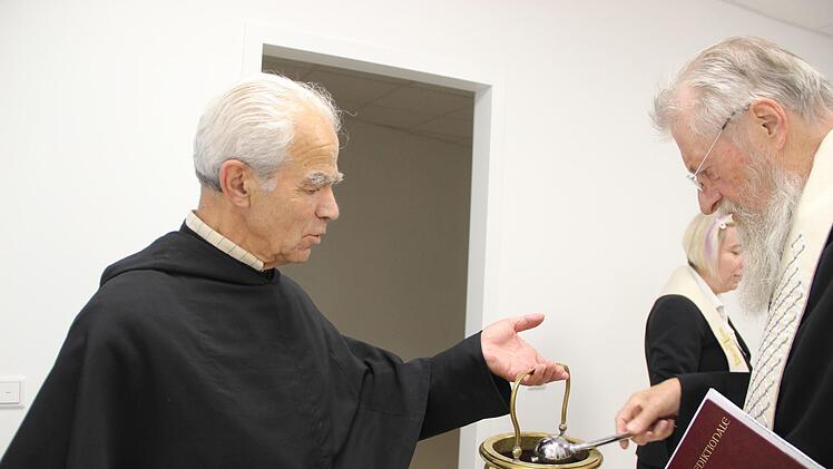Augustiner prägen noch immer das Leben in St. Michael, wie hier bei der Einweihung des Erweiterungsbaus, Im ehemaligen Kloster ist heute ein Betreutes Wohnen untergebracht, in dem auch Mitglieder des Ordens leben.Heike Beudert