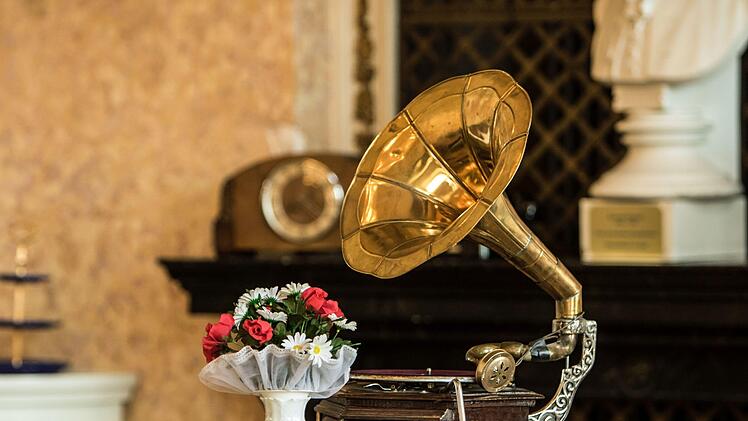 "Very British": Eine heitere musikalische Teestunde bietet das Kinderkonzert im Spiegelsaal des Landestheaters mit der Sopranistin Laura Incko und Musikern des Philharmonischen Orchesters.Foto: Jochen Berger