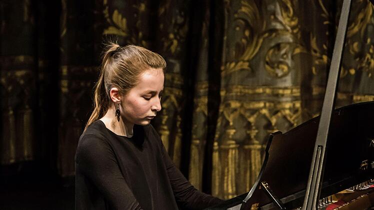 Impressionen von der Matinee "Jugend spielt für Jugend" im Landestheater Coburg: Helen Seckel am KlavierFoto: Jochen Berger