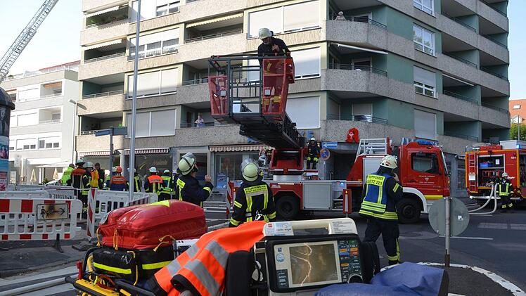 In Unterfranken brennt ein Mehrfamilienhaus. Die Feuerwehr ist vor Ort und leitet die Evakuierung.  Foto: Peter Rauch
