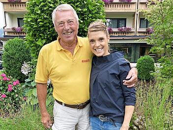 Bernd Franzkowiak lässt es sich nicht nehmen, jeden Star persönlich zu besuchen, um die Einladung zur Kirchweih nach Ebersdorf zu überbringen - so wie diesmal Evi Sachenbacher-Stehle. Foto: privat
