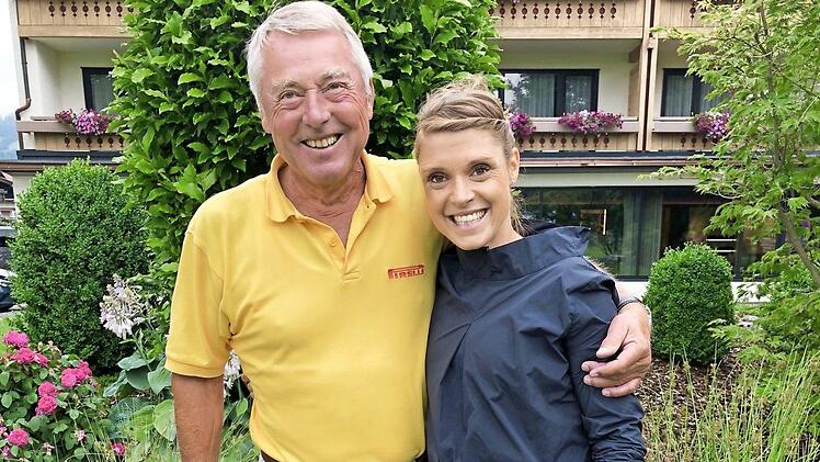 Bernd Franzkowiak lässt es sich nicht nehmen, jeden Star persönlich zu besuchen, um die Einladung zur Kirchweih nach Ebersdorf zu überbringen - so wie diesmal Evi Sachenbacher-Stehle. Foto: privat