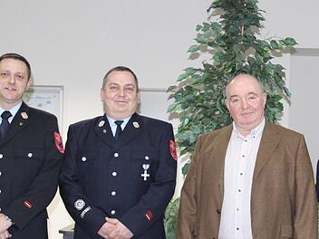 Ehrungen bei der Werkfeuerwehr von Paul & Co (von links): Kommandant Marius Stranzik, Gregor Pasieka (30 Jahre aktiv) und Geschäftsführer Manfred Kunert. Foto: Sebastian Schmitt