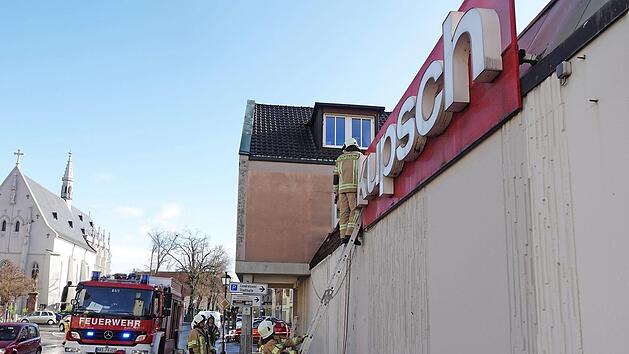 Die Kupferdachverkleidung am "Kupsch"-Gebäude in der Oberen Vorstand in Haßfurt war durch den Sturm losgerissen worden. Die Haßfurter Feuerwehrleute entfernten die losen Blechteile bei ihrem Einsatz am Montag. Foto: Freiwillige Feuerwehr Haßfurt