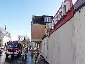 Die Kupferdachverkleidung am "Kupsch"-Gebäude in der Oberen Vorstand in Haßfurt war durch den Sturm losgerissen worden. Die Haßfurter Feuerwehrleute entfernten die losen Blechteile bei ihrem Einsatz am Montag. Foto: Freiwillige Feuerwehr Haßfurt