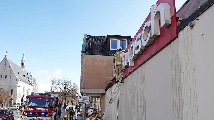 Die Kupferdachverkleidung am "Kupsch"-Gebäude in der Oberen Vorstand in Haßfurt war durch den Sturm losgerissen worden. Die Haßfurter Feuerwehrleute entfernten die losen Blechteile bei ihrem Einsatz am Montag. Foto: Freiwillige Feuerwehr Haßfurt