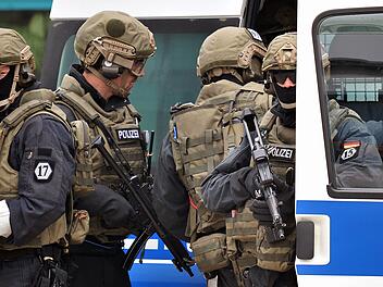 K&uuml;ps: Carport brennt lichterloh - SEK verhaftet Tatverd&auml;chtige