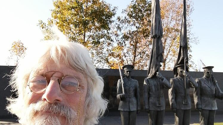 Arpad von Schalscha-Ehrenfeld  vor dem Ehrenmal des US Marine Corps&nbsp;...privat