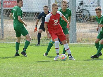 Eingekreist: Die Garitzer Nicolas Krampert (von links), Jens Niebling und Lucas Clement versuchen Alexander Brakk von der SG Reiterswiesen zu stellen. Die Gäste von der SG Reiterswiesen gewinnen aber mit 2:1. Foto: ssp
