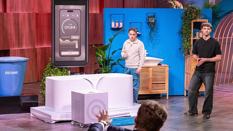 Die "pool.down"-Gr&uuml;nder stellen eine W&auml;rmetausch-L&ouml;sung vor, mit der man das Wasser aus haushalts&uuml;blichen Badewannen herunterk&uuml;hlen kann. Allerdings steht dann so ein klobiges Ger&auml;t herum. Carsten Maschmeyer ist nicht wirklich begeistert.