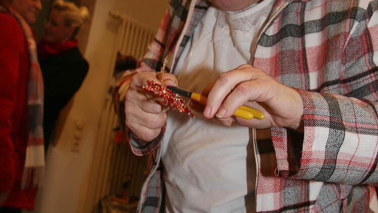 Rita Franz bastelte Perlensterne - eine unglaubliche Arbeit.