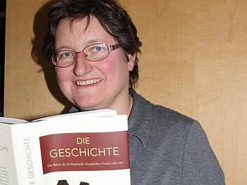 Das neue Bibel-Buch macht mir Freude. Foto: Sabine Herteux