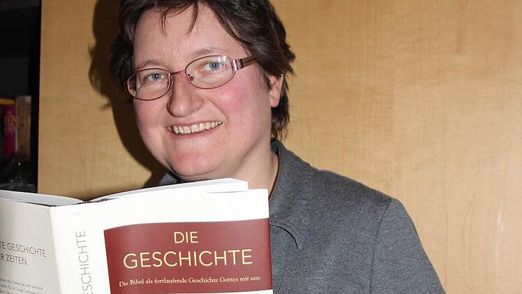 Das neue Bibel-Buch macht mir Freude. Foto: Sabine Herteux