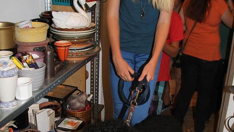 Vanessa Ständner strolcht mit ihrem Pudel Bambers durch den Flohmarkt.