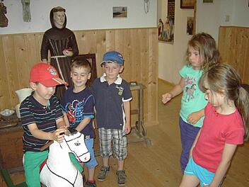 Im Heimatmuseum "Werberger Stube" weckte der Schaukelgaul das Interesse der Kinder.  Foto: Lothar Selig