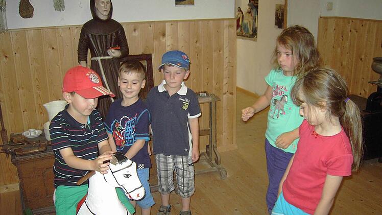 Im Heimatmuseum "Werberger Stube" weckte der Schaukelgaul das Interesse der Kinder.  Foto: Lothar Selig