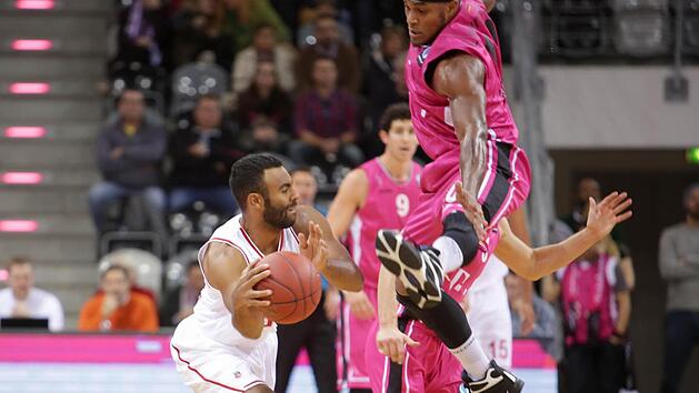 Der Bamberger Neuzugang Josh Shipp (l.) passt den Ball an Eugene Lawrence vorbei. Foto: J&ouml;rn Wolter