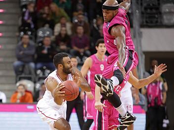 Der Bamberger Neuzugang Josh Shipp (l.) passt den Ball an Eugene Lawrence vorbei. Foto: J&ouml;rn Wolter