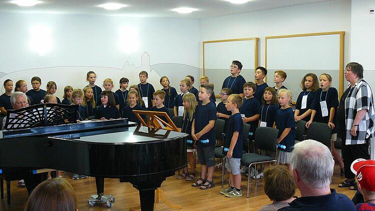 Der Schulchor um Heiner Beyer und Christine Lotter begeisterte mit seinen Liedern die Zuhörer im Gemeindesaal.