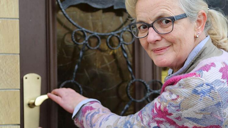 Gertrud Heidner dreht ein letztes Mal den Schlüssel um. Foto: Franz Galster