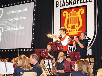 Auf eine Reise in die Natur nahm die Blaskapelle Ebenhausen die Besucher mit. Das Orchester - auf unserem Foto mit den jungen Trompetern Leon Federlein (links) und Jonas Eck begeisterte vor vollem Haus.  Foto: Stefan Geiger