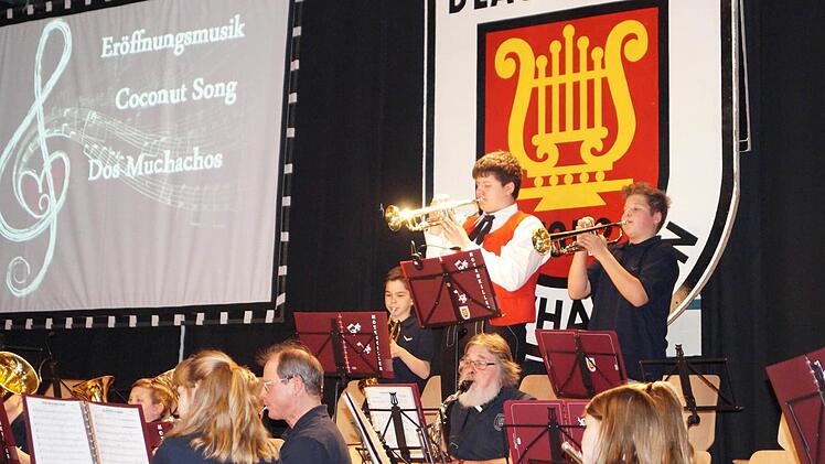 Auf eine Reise in die Natur nahm die Blaskapelle Ebenhausen die Besucher mit. Das Orchester - auf unserem Foto mit den jungen Trompetern Leon Federlein (links) und Jonas Eck begeisterte vor vollem Haus.  Foto: Stefan Geiger